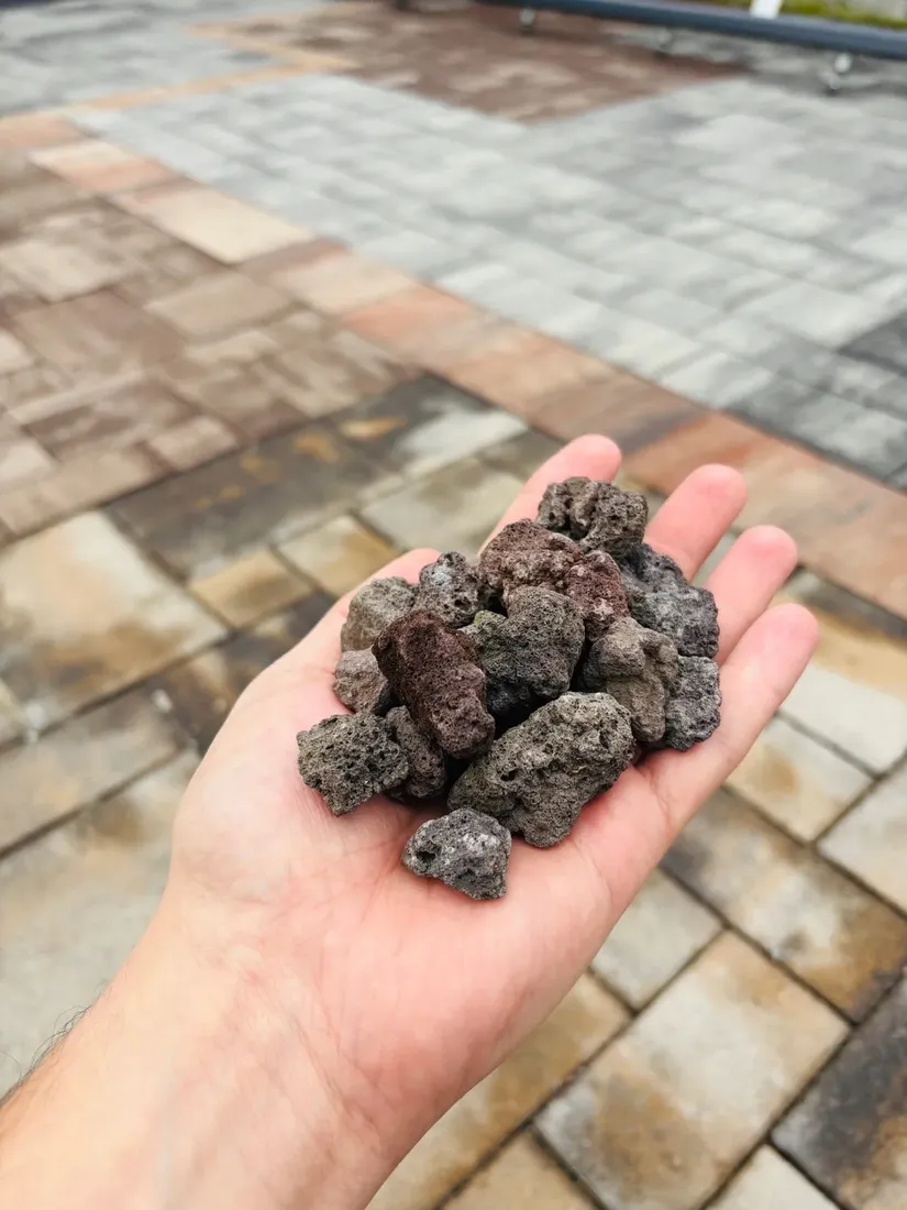 prawdziwa-lawa-wulkaniczna-do-ogrodu-20-60mm-15kg-zwir-grys-gardenstones