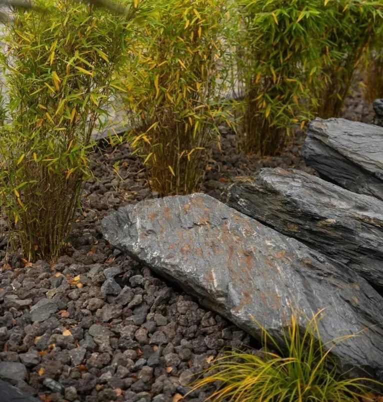 prawdziwa-lawa-wulkaniczna-do-ogrodu-20-60mm-15kg-zwir-grys-gardenstones