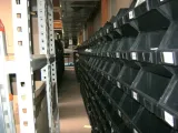 pojemnik-magazynowy-modulbox-2-1-cechy-dodatkowe-mozliwosc-zawieszenia-zatrzaski-zabezpieczajace