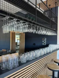 polka-nad-bar-metalowa-z-uchwytami-na-kieliszki-swiatlo-led-200cm