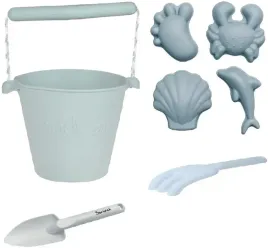 scrunch-zestaw-do-piasku-wiaderko-skladane-foremki-lopatka-grabki-blekit