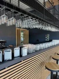 polka-nad-bar-metalowa-z-uchwytami-na-kieliszki-swiatlo-led-250cm
