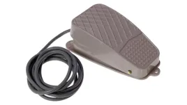 przelacznik-nozny-pojedynczy-mini-z-kablem-2m-10a-nacisk-07kg-pm1-2m