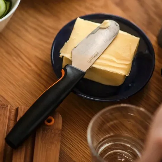 noz-fiskars-functional-from-1057546-do-masla