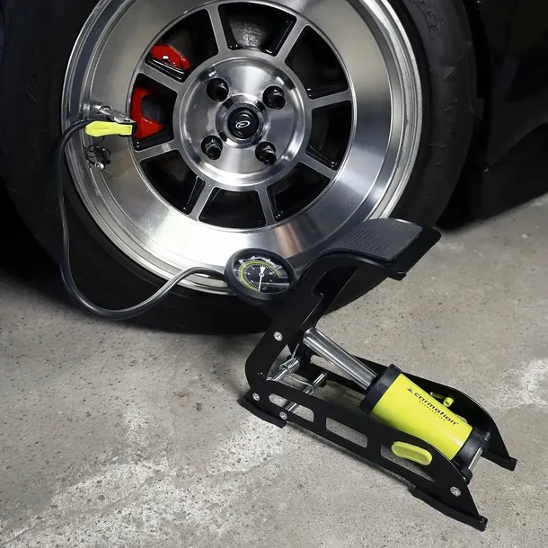 pompka-nozna-jednotlokowa-z-analogowym-cisnieniomierzem-max-11-bar-160-p-stan-nowy-marka-quick-brake