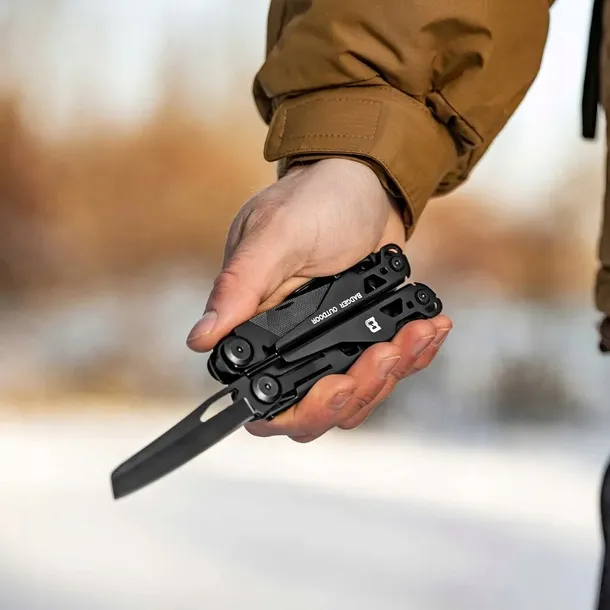 multitool-badger-outdoor-solid-black-z-kabura-narzedzia-hak-wielofunkcyjny-kombinerki-miarka-nozyczki-ostrze-otwieracz-do-kapsli-otwieracz-do-puszek-pilnik-pila-przecinak-szczypce-szpikulec-szydlo-sciagacz-do-izolacji-srubokret-krzyzakowy-srubokret-plaski