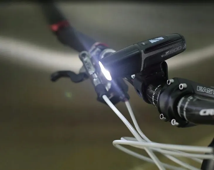 lampa-przod-meteor-vortex-pro-1300lm-strumien-swietlny-1300-lm