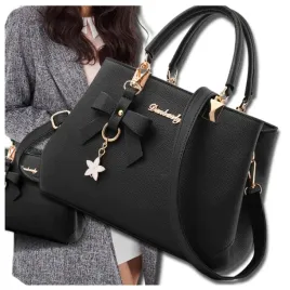 klasyczna-torebka-damska-na-ramie-torba-czarna-pasek-brelok-kuferek-miejska