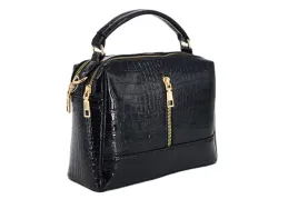 torebka-damska-kuferek-lakier-elegancka-wizytowa-do-reki-z-paskiem-czarna