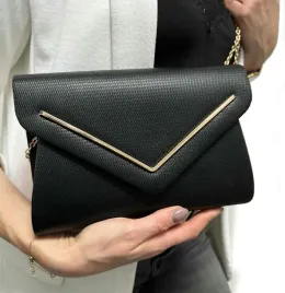 czarna-torebka-kopertowka-wizytowa-wesele-komunia-slub-na-lancuszku