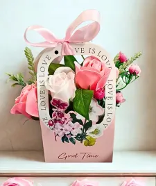 flowerbox-z-kwiatami-mydlanymi-dedykacja-prezent-kompozycja-kwiaty-stanela