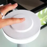 lampka-stolowa-led-biala-bezprzewodowa-3-tryby-swiecenia-vilde-21x12-cm-stan-nowy