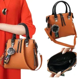 torebka-brazowa-kuferek-damska-brelok-pompon-do-reki-na-ramie