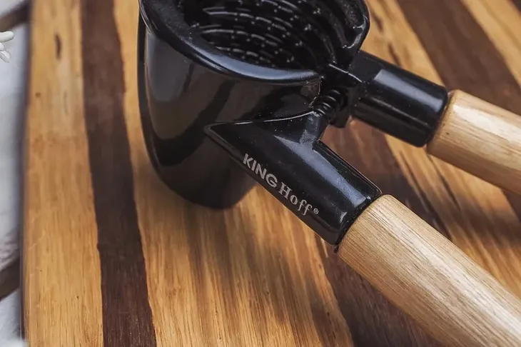 dziadek-do-orzechow-kinghoff-kh-1419-cechy-dodatkowe-antyposlizgowe-uchwyty