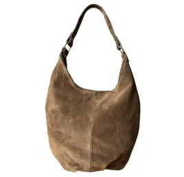 taupe-zamszowa-torebka-worek-cappuccino-torebka-zamsz-naturalny-fango-zamek