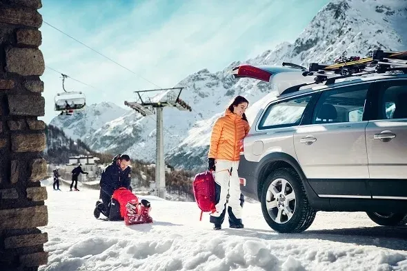uchwyt-narciarski-thule-snowpack-2-7322-ladownosc-deski-snowboardowe-0