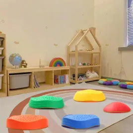 sciezka-sensoryczna-kamienie-balansujace-treningu-rownowagi-rzeczne-ogrodu