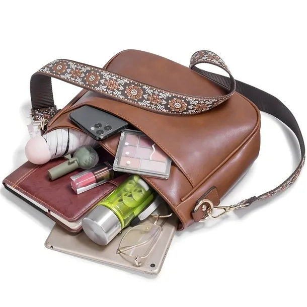 torebka-skora-ekologiczna-brazowy-kolor-okuc-zloty