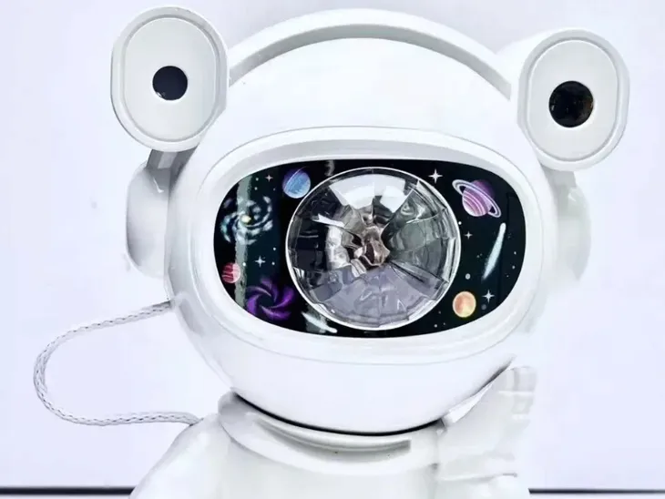 projektor-astronauta-siedzacy-18309-stan-nowy-kolor-dominujacy-wielokolorowy