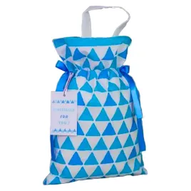 worek-prezentowy-z-raczka-w-niebieskie-trojkaty-ze-wstazka-22x32-cm