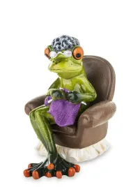 figura-zaba-zabka-babcia-siedzaca-na-fotelu-dekoracja-smieszna-figurka