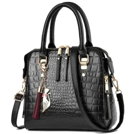 torebka-damska-czarna-eko-skora-krokodyla-usztywniana-elegancka-brelok-kot