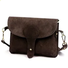 czekoladowa-torebka-zamszowa-wloska-listonoszka-ciemny-braz-laura-biaggi