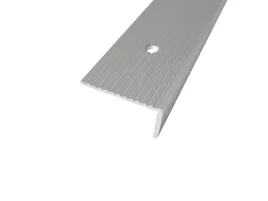 katownik-schodowy-ip40-srebro-20x40mm-dl-90cm