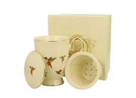 kubek-z-zaparzaczem-i-pokrywa-na-stopce-porcelana-kolibry-ecru-400-ml-3395