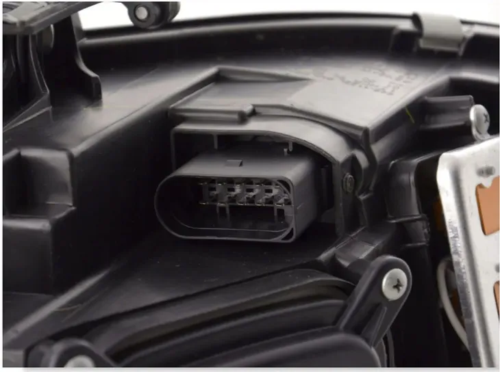 nowoczesne-lampy-do-audi-a4-b8-od-2008-do-2011do-jazdy-dziennej-depo-nowe-stan-nowy-rodzaj-swiatel-mijania-tradycyjne-halogenowe