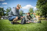 plecak-torba-helikon-edc-sling-shadow-grey-cechy-dodatkowe-mocowanie-kijkow-trekkingowych-regulowany-system-nosny-wyjscie-na-kabel-do-sluchawek-wzmacniane-dno