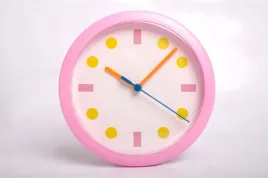 zegar-scienny-kropki-rozowy-okragly-dla-dzieci