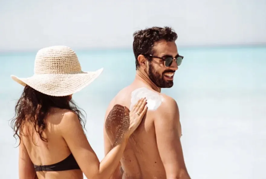 zestaw-kosmetykow-do-opalania-z-wit-e-krem-mleczko-spf50-bielenda-bikini