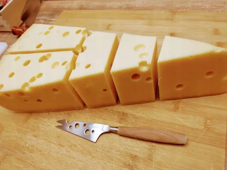 ser-emmental-300g-francja-kraj-pochodzenia-francja