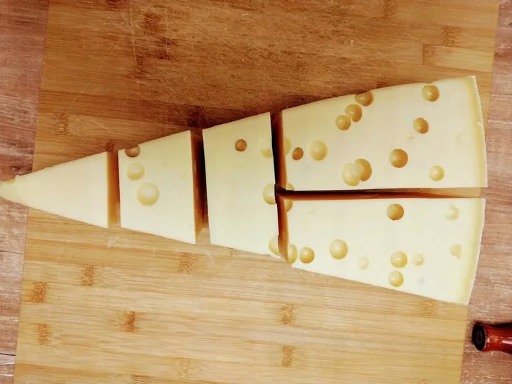 ser-emmental-300g-francja-weglowodany-0-5-g