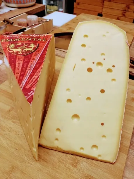 ser-emmental-200g-francja-bialko-28-g