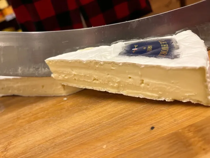 ser-brie-60percent-francja-200g-stan-nowy-waga-0-2-kg