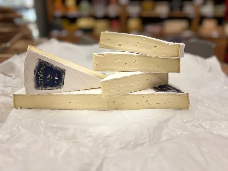 ser-brie-60percent-francja-200g-rodzaj-plesniowy-marka-bez-marki