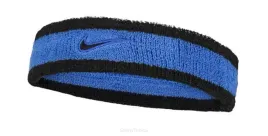 frotka-tenisowa-na-glowe-nike-swoosh-headband-niebiesko-czarna