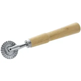 radelko-do-ciasta-makaronu-stalowe-zabkowane-drewniana-raczka-orion