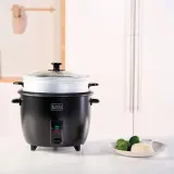 ryzowar-parowar-black-decker-bxrc1800e-bezpieczenstwo-nozki-antyposlizgowe-zabezpieczenie-przed-przegrzaniem