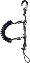 mares-spiralny-kabel-z-wytrzymalym-karabinczykiem-i-stalowym-pierscieniem