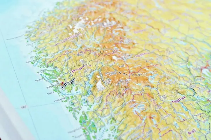 skandynawia-3d-mapa-plastyczna-trojwymiarowa-georelief-w-skalki-1-2-900-000-liczba-stron-1