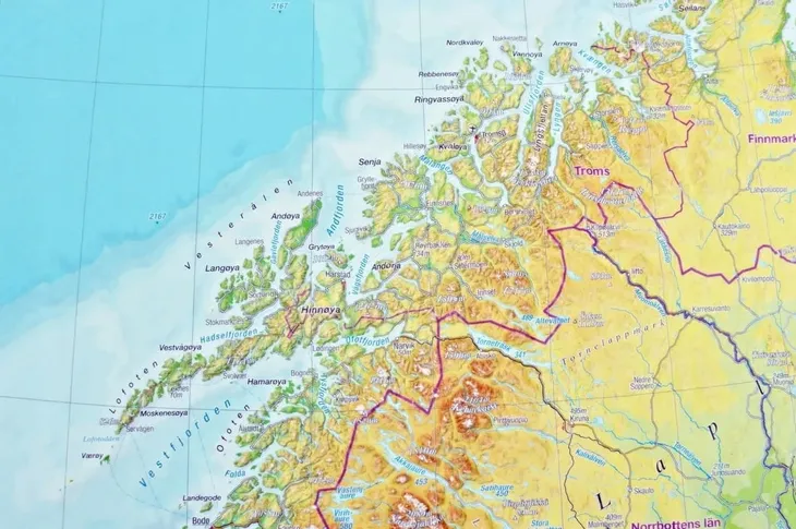 skandynawia-3d-mapa-plastyczna-trojwymiarowa-georelief-w-skalki-1-2-900-000-nosnik-ksiazka-papierowa