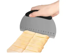 noz-do-ciasta-lopatka-szpatulka-cukiernicza-skrobak-z-miarka-16x12-cm