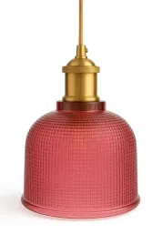 czerwona-lampa-szklana-w-formie-dzwonu-z-ryflowanym-kloszem-i-zlotym-kablem