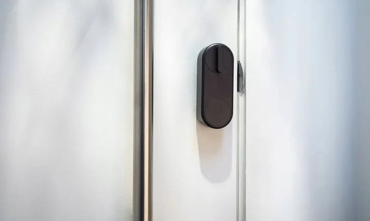 zamek-yale-linus-smart-lock-czarny-rodzaj-zamka-zamek-nawierzchniowy