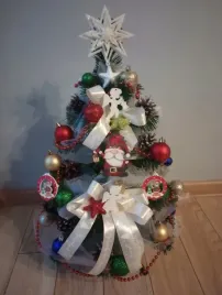 choinka-mala-dla-dziecka-z-dekoracja-ubrana-z-lampkami-50-cm-kolorowa