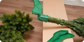 choinka-sztuczna-mala-zielona-na-biurko-szyszki-brokat-zlota-49-cm