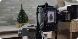 choinka-sztuczna-mala-zielona-na-biurko-szyszki-brokat-zlota-28-cm